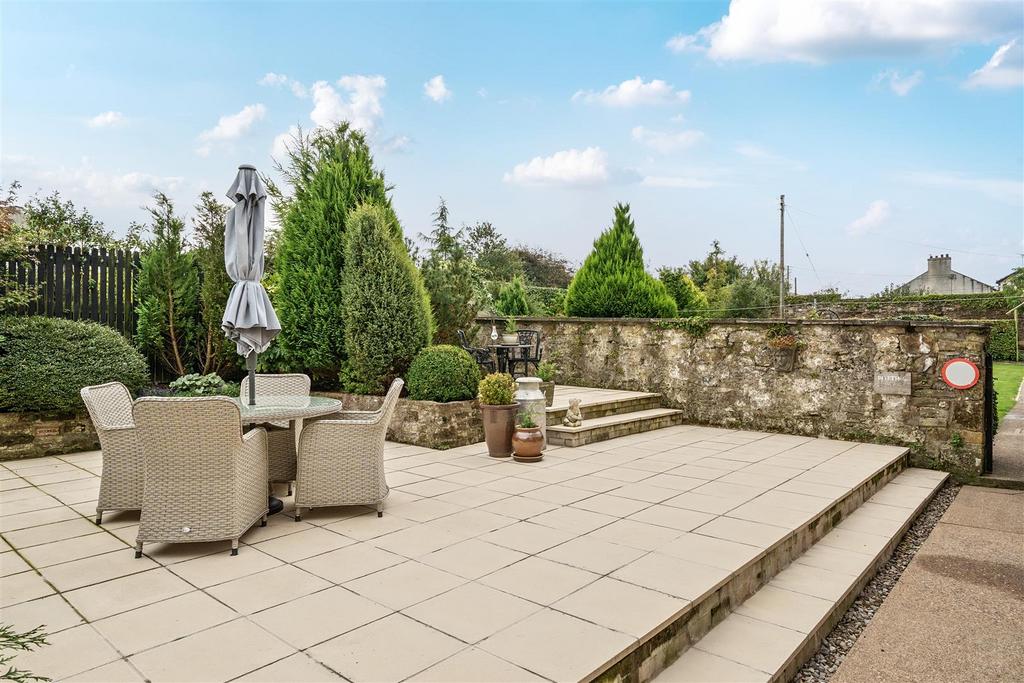 Rear courtyard garden