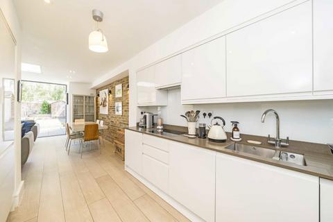 2 bedroom flat for sale, Gladstone Road, London SW19