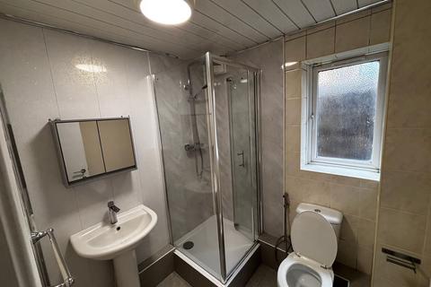 2 bedroom flat to rent, Pennington Court, Leeds LS6