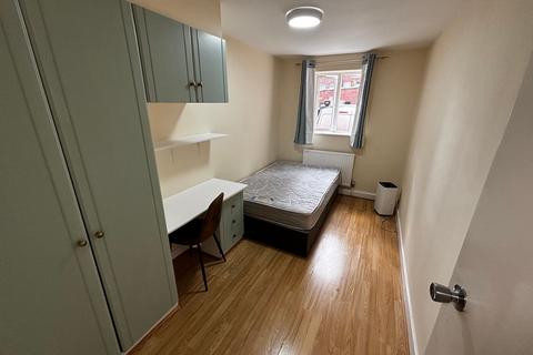2 bedroom flat to rent, Pennington Court, Leeds LS6