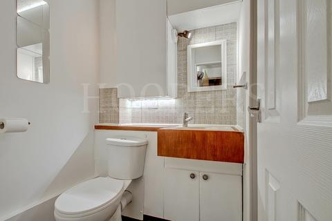 Studio to rent, Harp Island Close, London, NW10