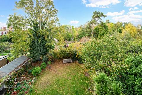 3 bedroom apartment for sale, College Park Close, London SE13