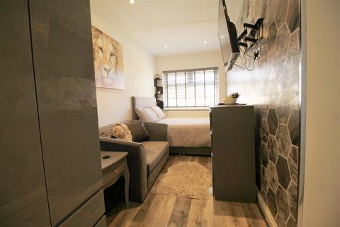1 bedroom in a house share to rent, Grosvenor Street, Manchester M34
