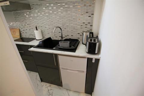 1 bedroom in a house share to rent, Grosvenor Street, Manchester M34