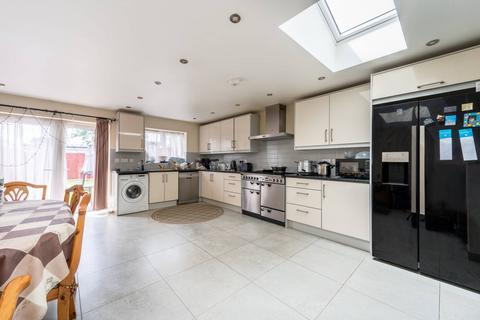 5 bedroom semi-detached house to rent, Uneeda Drive, Greenford, UB6