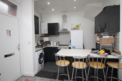 4 bedroom terraced house to rent, Elizabeth Street, Leeds LS6