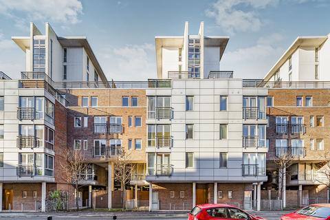 2 bedroom flat to rent, Cross Street, Portsmouth PO1
