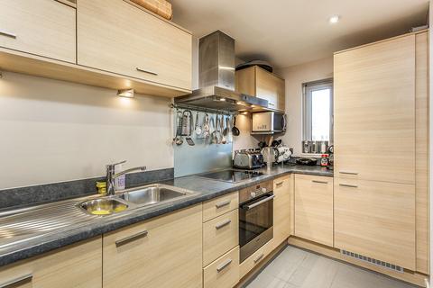 2 bedroom flat to rent, Cross Street, Portsmouth PO1