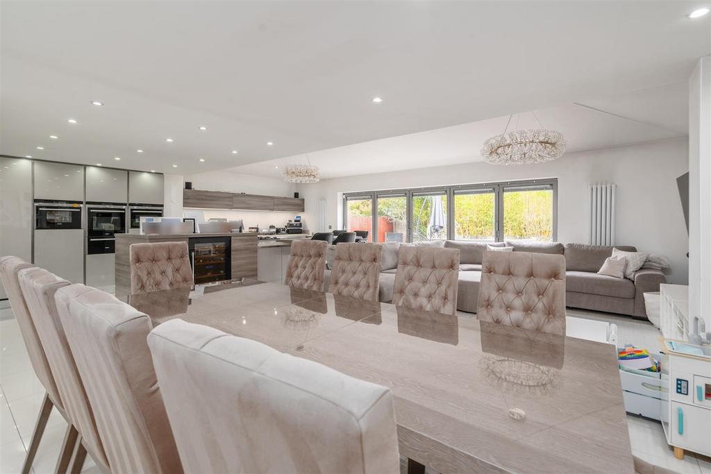 47 Radlow Crescent 4.jpg