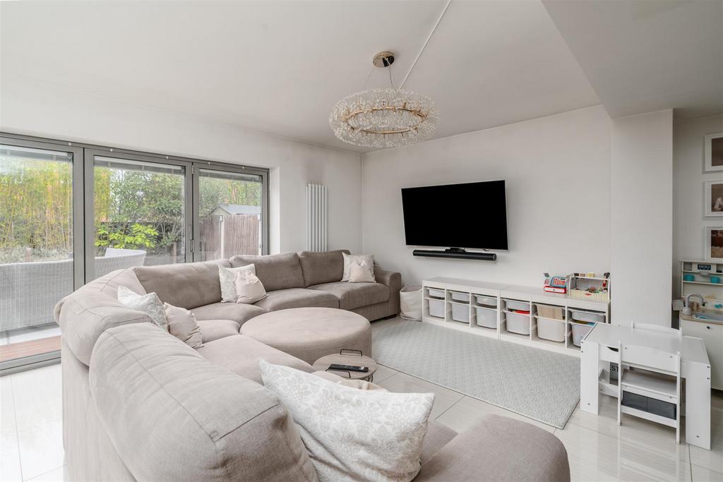 47 Radlow Crescent 6.jpg
