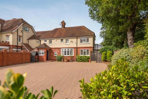 undefined, The Avenue, Ascot
