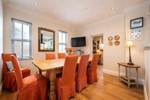 undefined, The Avenue, Ascot