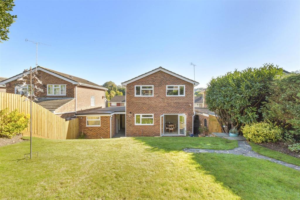 11 Calverley Crescent, HP13 5 EU-13.jpg