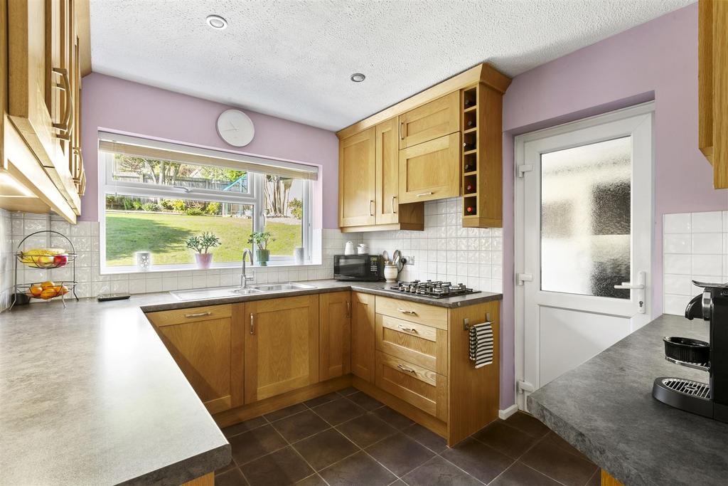 11 Calverley Crescent, HP13 5 EU NEW-7.jpg