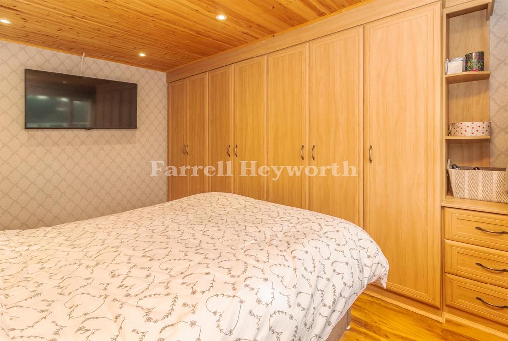 Bedroom 1 image 2
