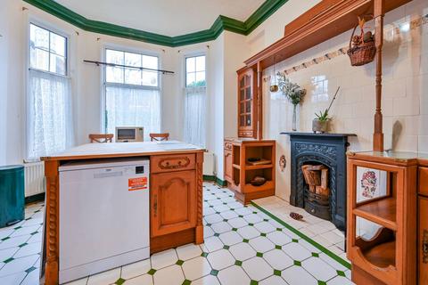 Marchwood Crescent, Ealing, London, W5
