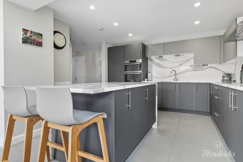 5 bedroom detached house for sale, Thorpe Road, Hockley, SS5 4