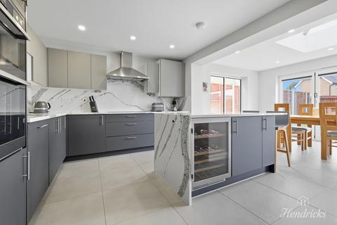 5 bedroom detached house for sale, Thorpe Road, Hockley, SS5 4