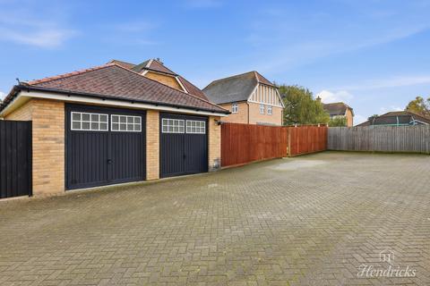 5 bedroom detached house for sale, Thorpe Road, Hockley, SS5 4