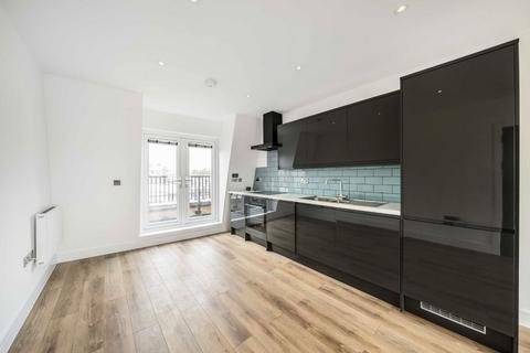 2 bedroom flat to rent, Balham High Road, London SW17