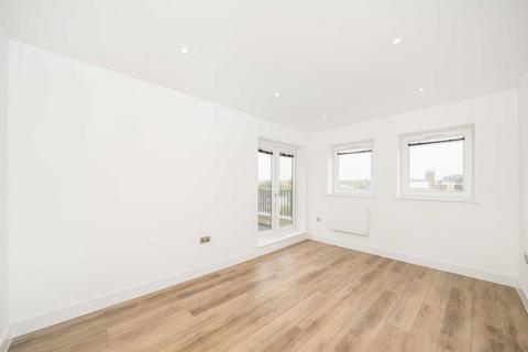 2 bedroom flat to rent, Balham High Road, London SW17