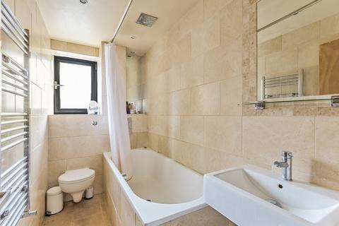 2 bedroom flat for sale, Beauchamp Road, London, SW11
