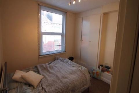 2 bedroom house to rent, Harold Place, Leeds LS6