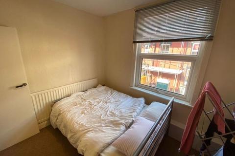 2 bedroom house to rent, Harold Place, Leeds LS6