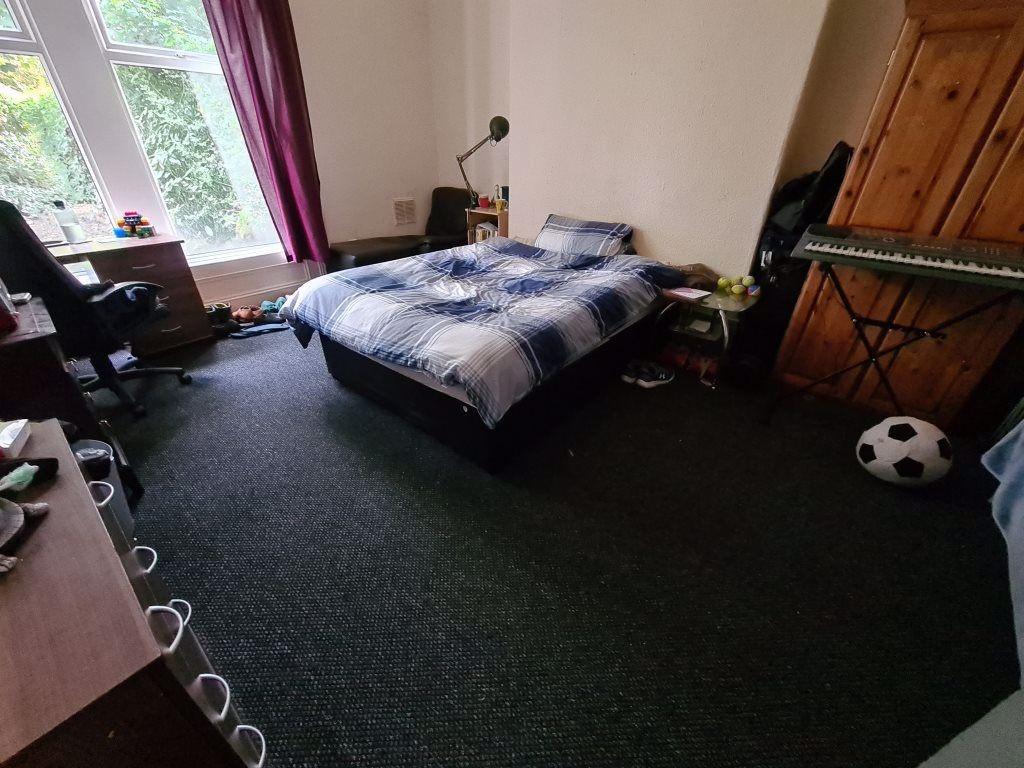 A cozy double bedroom featuring a double bed wi...