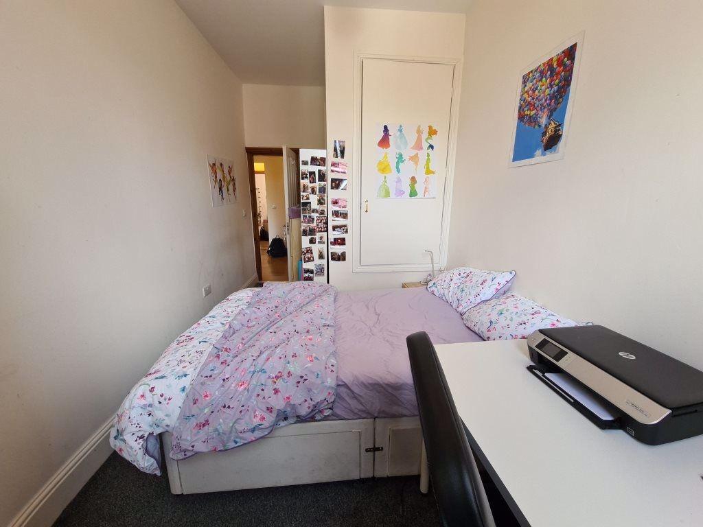 A cozy single bedroom featuring a comfortable b...