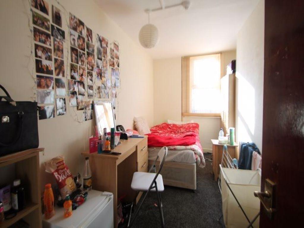 Cozy single bedroom with a bright window allowi...