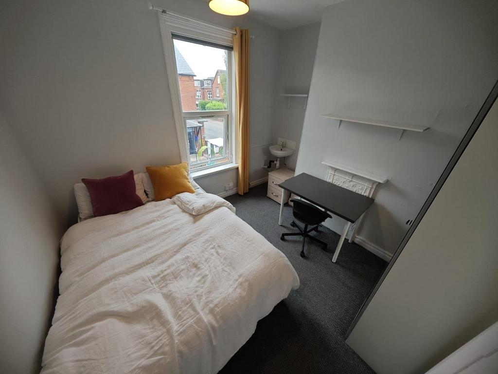 A cozy double bedroom featuring a comfortable b...