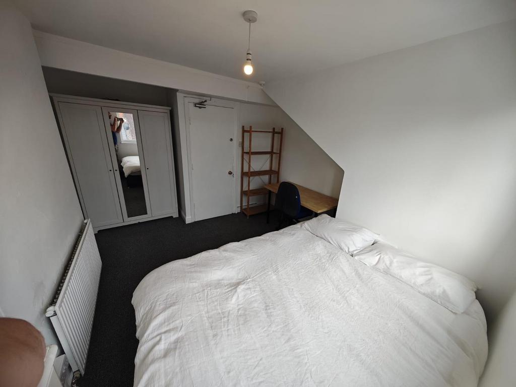 A cozy double bedroom featuring a comfortable b...