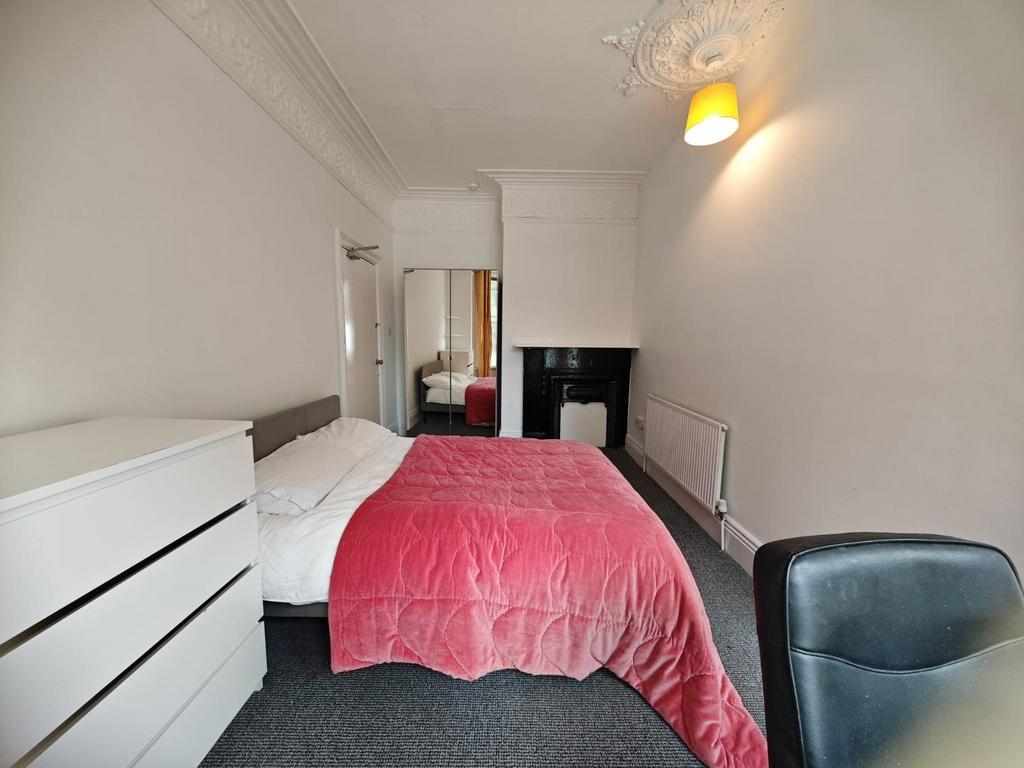 A cozy single bedroom featuring a comfortable s...
