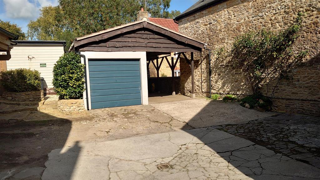 Garage/Carport