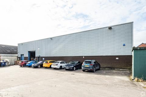Warehouse to rent, Oldham Rd Manchester M35 0HD