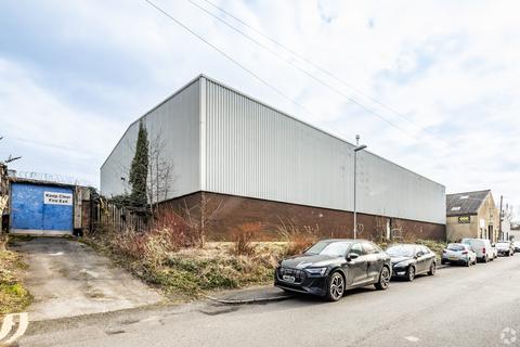 Warehouse to rent, Oldham Rd Manchester M35 0HD