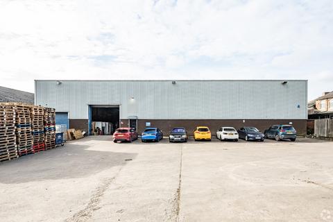 Warehouse to rent, Oldham Rd Manchester M35 0HD