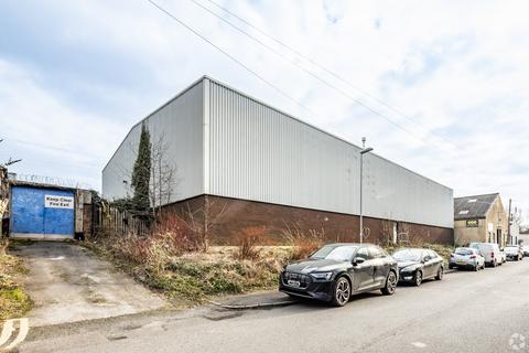 Warehouse to rent, Oldham Rd Manchester M35 0HD