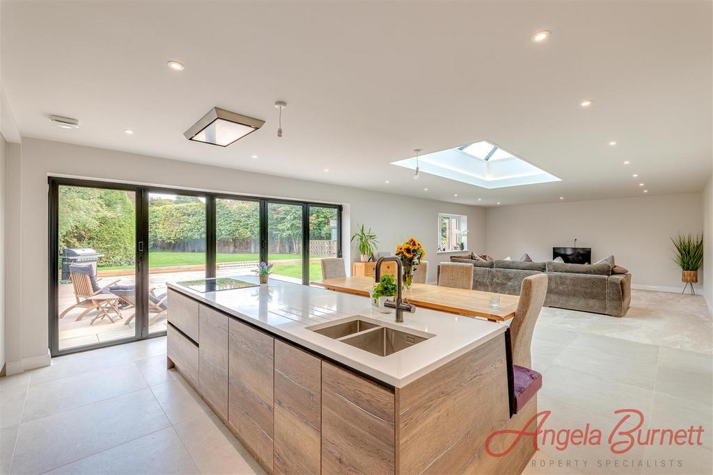 Open plan kitchen/dining/living
