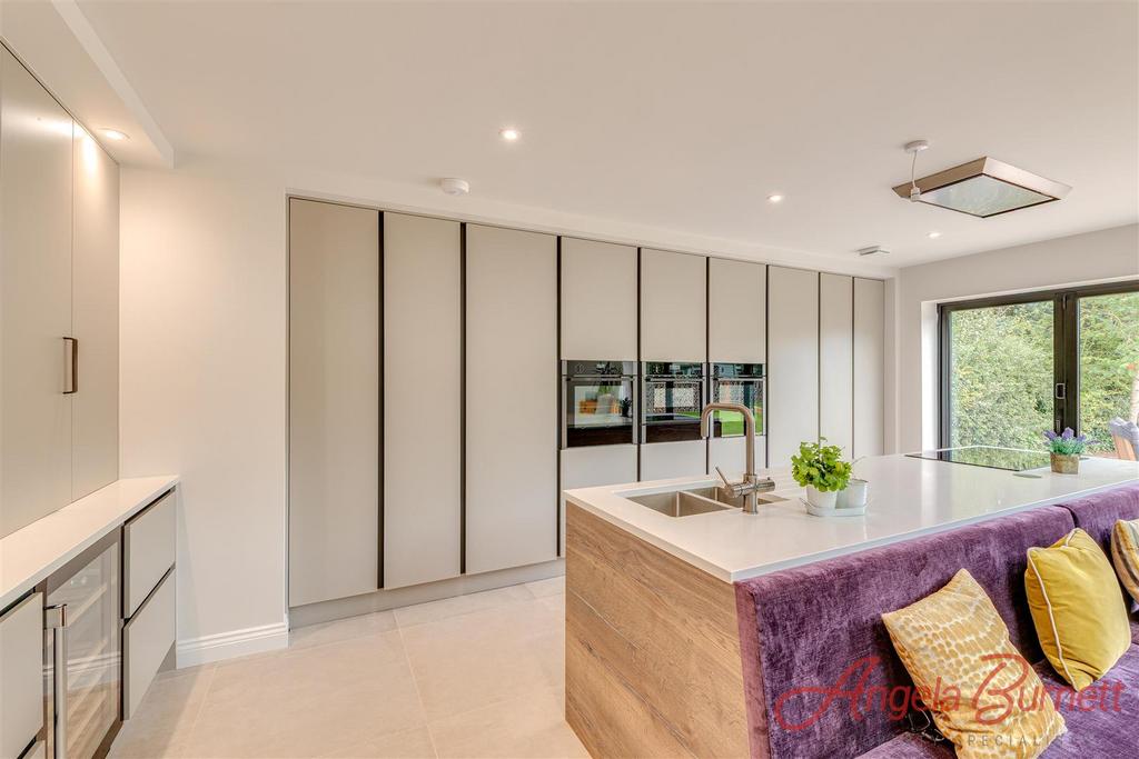 Open plan kitchen/dining/living