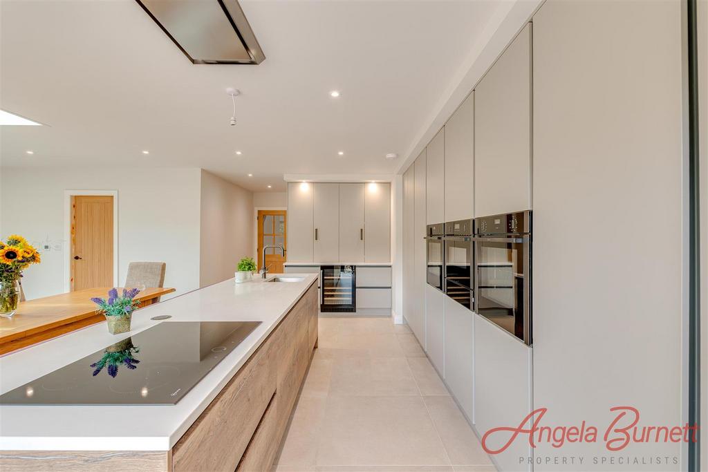 Open plan kitchen/dining/living
