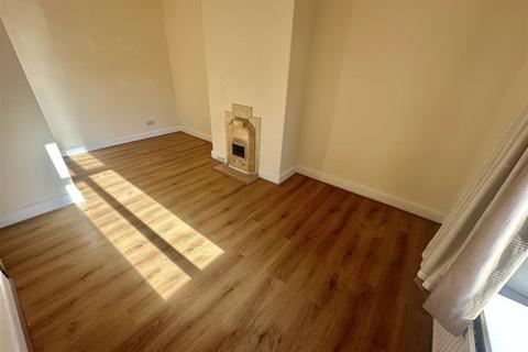 2 bedroom end of terrace house for sale, Vicar Street, Liversedge