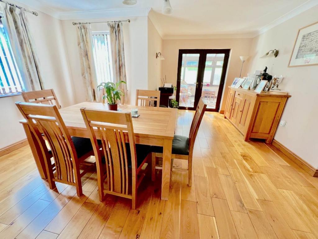 Dining room.