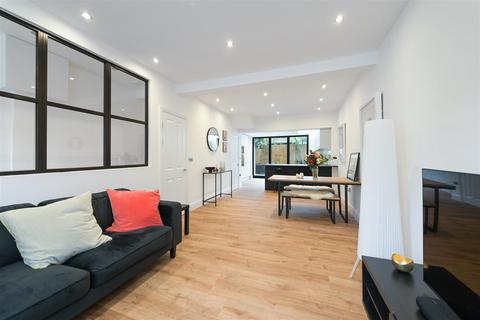 undefined, Harcourt Road, Wimbledon SW19