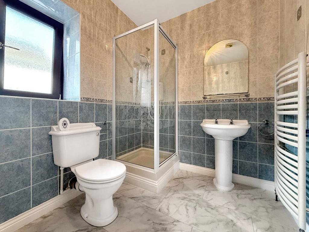 Shower/Bathroom