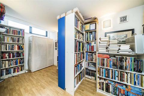 2 bedroom flat for sale, Cowley Road, London W3