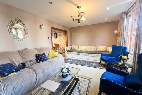 4 bedroom semi-detached house to rent, Wednesbury Road, Romford, RM3