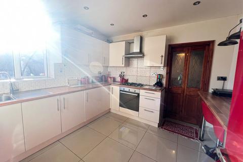 4 bedroom semi-detached house to rent, Wednesbury Road, Romford, RM3