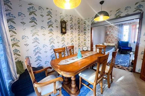 4 bedroom semi-detached house to rent, Wednesbury Road, Romford, RM3